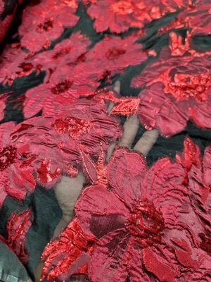 Tela de brocado floral metálico ROJO vendida por yarda fondo de organza negro  Foto 1 de 4