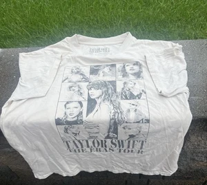Maglietta Taylor Swift The Eras Tour US Dates Beige Merch Ufficiale In Mano M - Foto 1 di 2