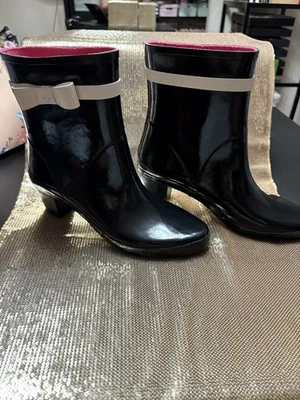 Bota de Lluvia Kate Spade Paloma Tacón Negro con Lazo Marfil y Forro Rosa Talla 9 Foto 1 de 4