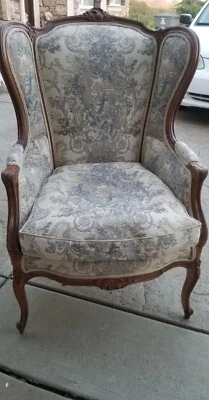 Silla Ala Francesa Estilo Luis XV Vintage Azul Claro y Beige con Detalle Tallado Foto 1 de 4