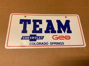 Equipo Chevrolet Geo Colorado Springs Automóvil Concesionario Booster Placa de Licencia - Imagen 1 de 2