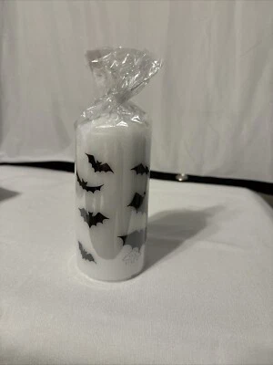 Vela pilar IKEA Hostsgille, blanca/murciélagos. Halloween. 5 1/2 pulgadas de alto. Foto 1 de 3