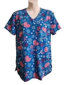 Top scrub nastro rosa donna taglia piccola consapevolezza cancro al seno speranza fede cuori - Foto 1 di 5