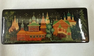 Caja de laca de arte popular ruso pintada a mano vintage, escena basílica/pueblo - 6 x 2,5 - Imagen 1 de 10