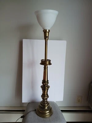 Antorcha Stiffel vintage, 38" latón y vidrio de leche firmada Foto 1 de 4