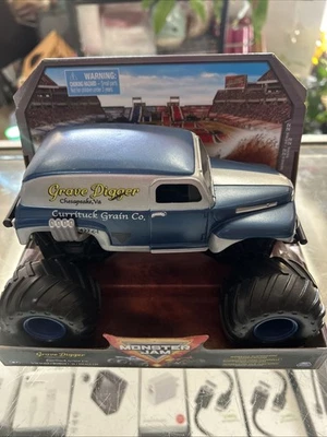 Monster Jam Grave Digger - 1:24 Scale - Image 1 of 4