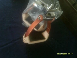 Stirrups Aluminum Barrel Racers with Swivel Orange/Gold 2 1/2" with Padded  Foot - Picture 1 of 4