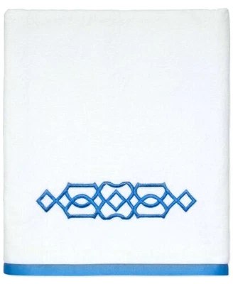 Toalla de baño Avanti Geo bordada 27"x 50" blanco azul Foto 1 de 4