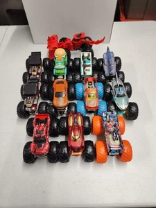 Lote de 12 Monster Jam, Monster Trucks escala 1:64 - Imagen 1 de 24