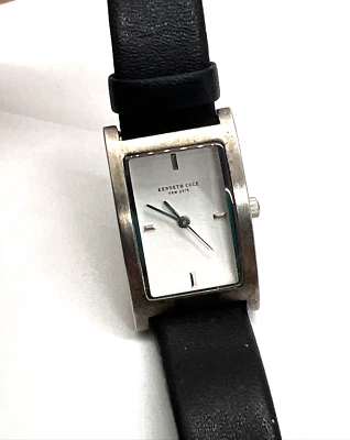 Reloj con correa de cuero negro pequeño de acero inoxidable para dama Kenneth Cole Foto 1 de 4