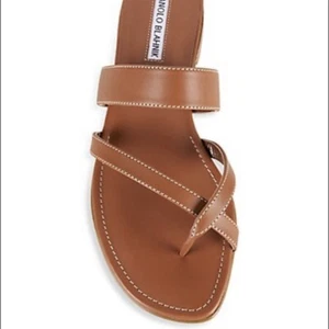 Manolo Blahnik Susa Leder Zehenstegsandale im Gepäck braun hellbraun Größe 37 / 6 - Bild 1 von 9