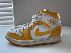 Nike Air Jordan 1 Mid GS BQ6472-117 Blanco Amarillo Juvenil Talla 6.5Y Tenis  - Imagen 1 de 19