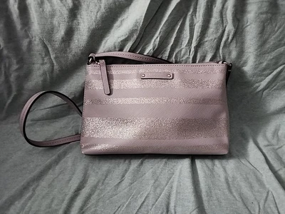 Bolso Bandolera Kate Spade Lavanda Brillo Rayas Imitación Cuero Cremallera Foto 1 de 4