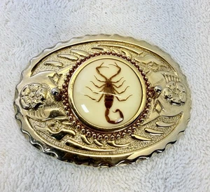 Hebilla de cinturón occidental vintage tono dorado con escorpión real en resina - Imagen 1 de 8