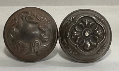 Perillas de puerta de metal de salvamento antiguas ornamentadas. incomparable Foto 1 de 4