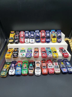 Lote de 30 coches Nascar Revell 1/64 años mixtos y conductores Foto 1 de 4