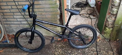 KHE 20 Zoll BMX Fahrrad - Schwarz mit 2 Pegs Freestyle KHEBIKES  - Bild 1 von 4