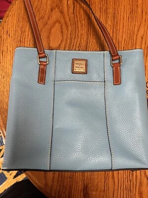 ¿Dooney and Bourke azul cielo? Bolso de Mano Lexington Pequeño Azul Caribe Guijarro Foto 1 de 4