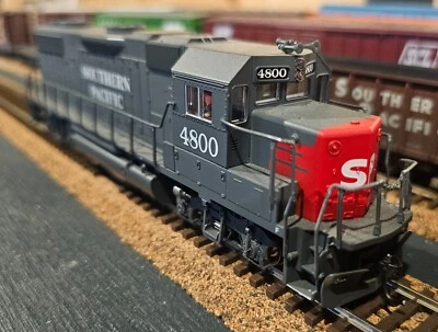 HO Atlas Trainman Southern Pacific GP38-2 #4800 w/DCC Tsunami Sound - Image 1 of 4