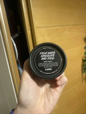 Jabón corporal Lush Posh chocolate blanco y rosa 45 g Foto 1 de 2