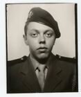 PHOTO d'identité PHOTOMATON PHOTOBOOTH un jeune militaire pose képi sur la tête