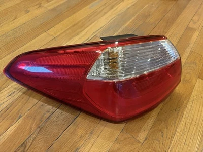 Luz trasera halógena lateral izquierda KIA Forte 2014-2016 OEM 92401-A7 Foto 1 de 4