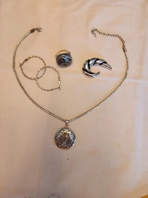 Collar y broche Napier. Junto con pendiente de aro de felicitación y anillo de moda. Foto 1 de 4