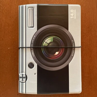 Nuevo En Bolsa Porta Pasaporte Billetera Con Forma de Gran Cámara Digital Genial Divertido Regalo Foto 1 de 4