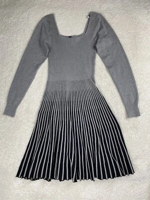 Vestido LAPIS Mujer Mediano Gris Plisado Suéter Tejido Rayas Calce y Acampanado Manga Larga Foto 1 de 4