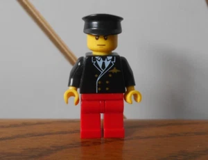 AIRLINE PILOT black hat, red legs, vintage minifigure LEGO Legoland AEROPLANE - Picture 1 of 2