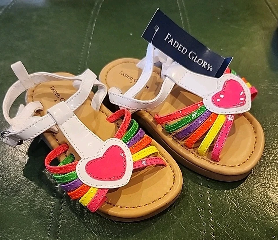 Sandalia para niños pequeños Faded Glory talla 5 corazones con suelas de alfabeto nueva con etiquetas Foto 1 de 4