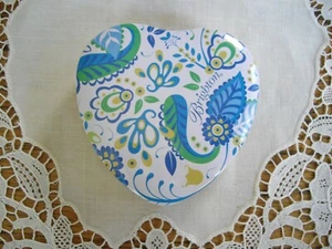 Brighton Verde Azul Paisley Corazón Lata con Tapa ~ 3 1/2" x 3 3/4" ~ - Imagen 1 de 5