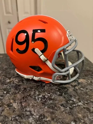Mini casco de fútbol americano alternativo retro personalizado Cleveland Browns 2021 Garrett 95 Foto 1 de 4