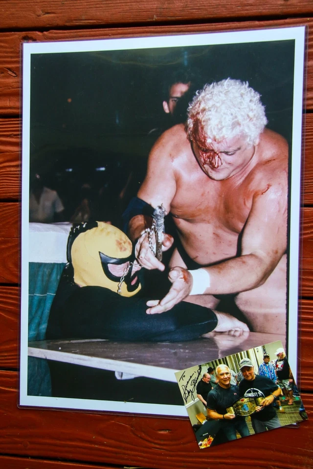 Fotos Dusty + Assassin Wrestling NWA CWF WWF ECW lado del anillo 18x24" enviadas planas  Foto 1 de 1