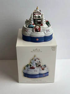 Hallmark Keepsake Candy Cane Lane adorno de Navidad sonido mágico movimiento en caja  - Imagen 1 de 6