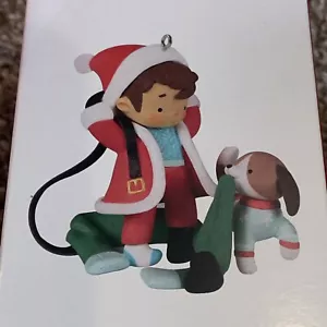2022 Hallmark Keepsake Ornamento GIOVANE SANTA 1a Serie CUCCIOLO Ragazzo Natale - Foto 1 di 3