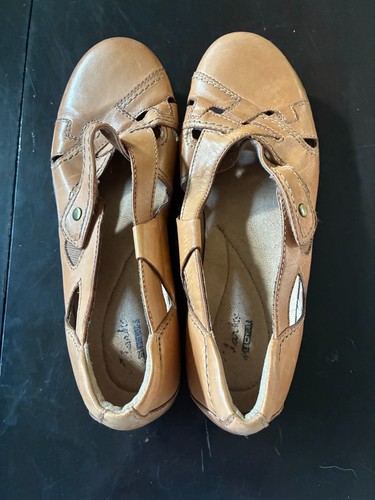 Ballerine Clarks da donna usate taglia 7M in pelle marrone chiaro