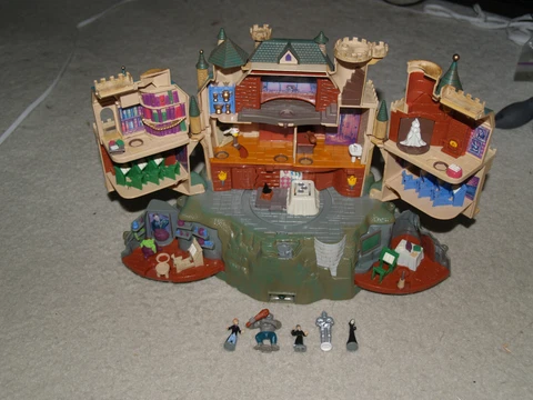 Harry Potter Polly Pocket Hogwarts Castle micro playset 2001 Mattel figure Cover