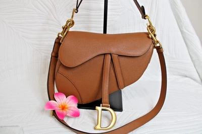 Bolso Christian Dior Saddle Piel de becerro granulada dorada Mediano con correa y bolsa antipolvo Foto 1 de 4
