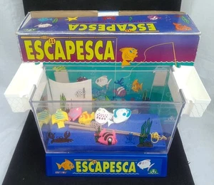 VINTAGE GIOCHI PREZIOSI ESCAPESCA -PER GIOCARE PESCANDO CON PESCI CHE NUOTANO ! - Foto 1 di 4