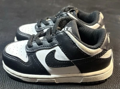 Tênis Nike infantil preto e branco tamanho 6.5 - Imagem 1 de 4