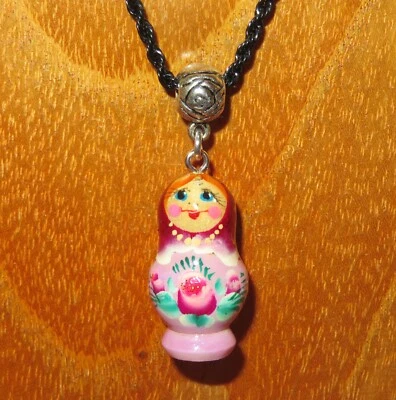 HOMEMADE Matroschka Anhänger russische Puppe Halskette handbemalt ROSA LILA Mädchen GESCHENK