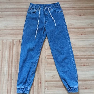 Pantalones de mezclilla estilo joggers de tiro medio Levis 501 para mujer talla W25 botones azul mosca Foto 1 de 4