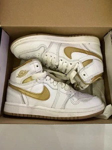 Sneakers Jordan 1 Retro High OG bianco/oro metallizzato taglia 13C FD2597 107 - Foto 1 di 14