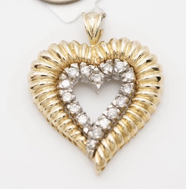 Colgante de corazón de diamantes y oro de 14k para mujer.  8,9 gramos 0,96 cts Foto 1 de 4