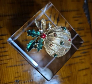 Vintage GERRY'S CHRISTMAS ORNAMENT Lapel Pin Silver Tone Green Red Holy Brooch - Picture 1 of 10