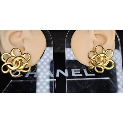 Pendientes de clip Chanel 1996 CC Flower usados Foto 1 de 4