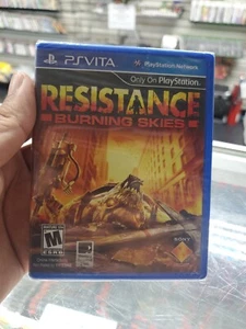 Resistance: Burning Skies (Sony PlayStation Vita, 2012) Nuovo - Foto 1 di 7