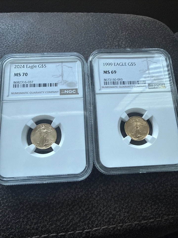Dos monedas de oro Eagles de 1/10 oz, la 2024 es una MS70 y la 1999 es una MS69 Foto 1 de 4