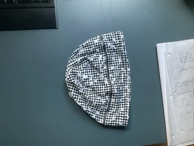 Gorro para mujer Under Armor negro punteado Foto 1 de 4